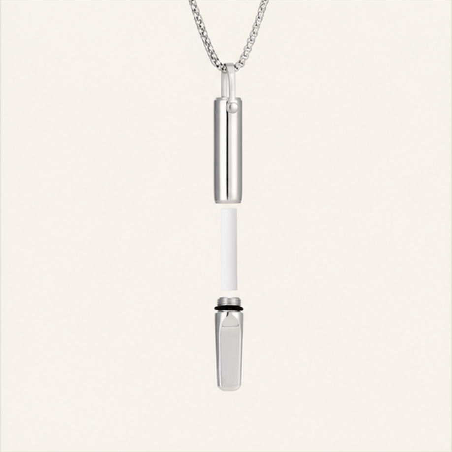 Collier de respiration SansClope porté au quotidien